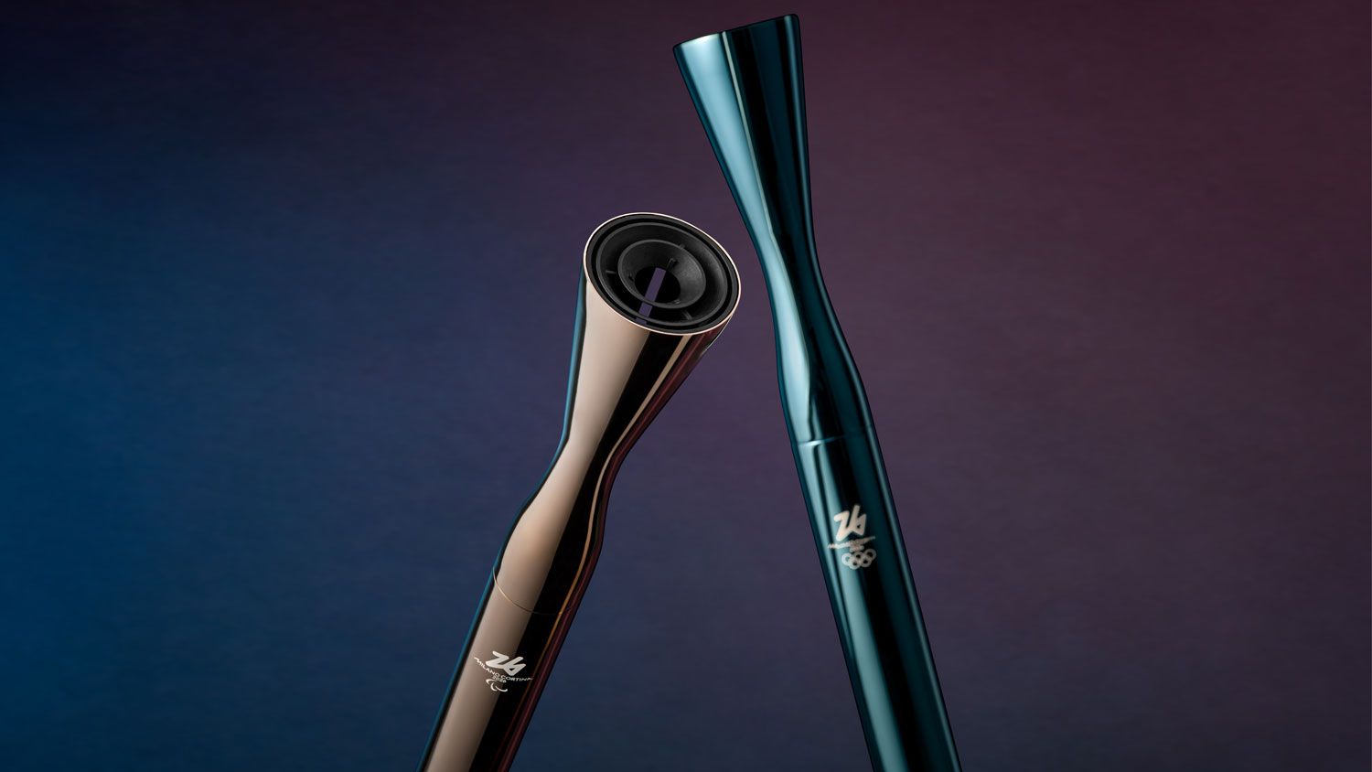 Paralympialaisten ja olympialaisten soihdut vierekkäin.